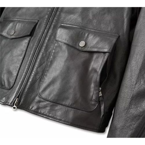 shop Harley Davidson Civitanova | Giacca in Pelle Harley-Davidson Captain’s Leather Giacca da moto Harley-Davidson Captain's Leather Jacket in pelle nera, modello modulare con colletto alla coreana e logo impresso sul petto. dettaglio tasca